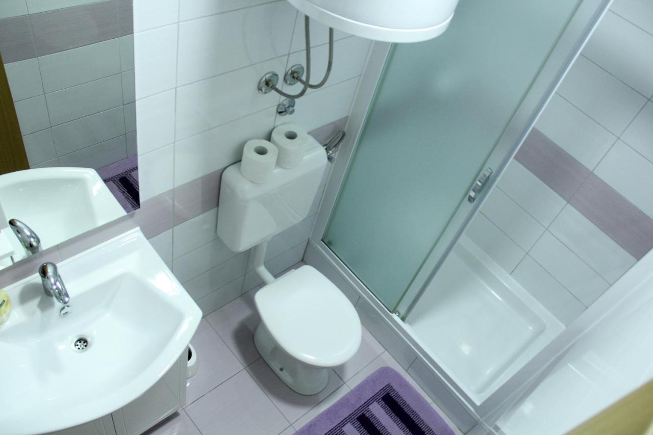 Apartmani Ljubo พรีมอชเตน ภายนอก รูปภาพ