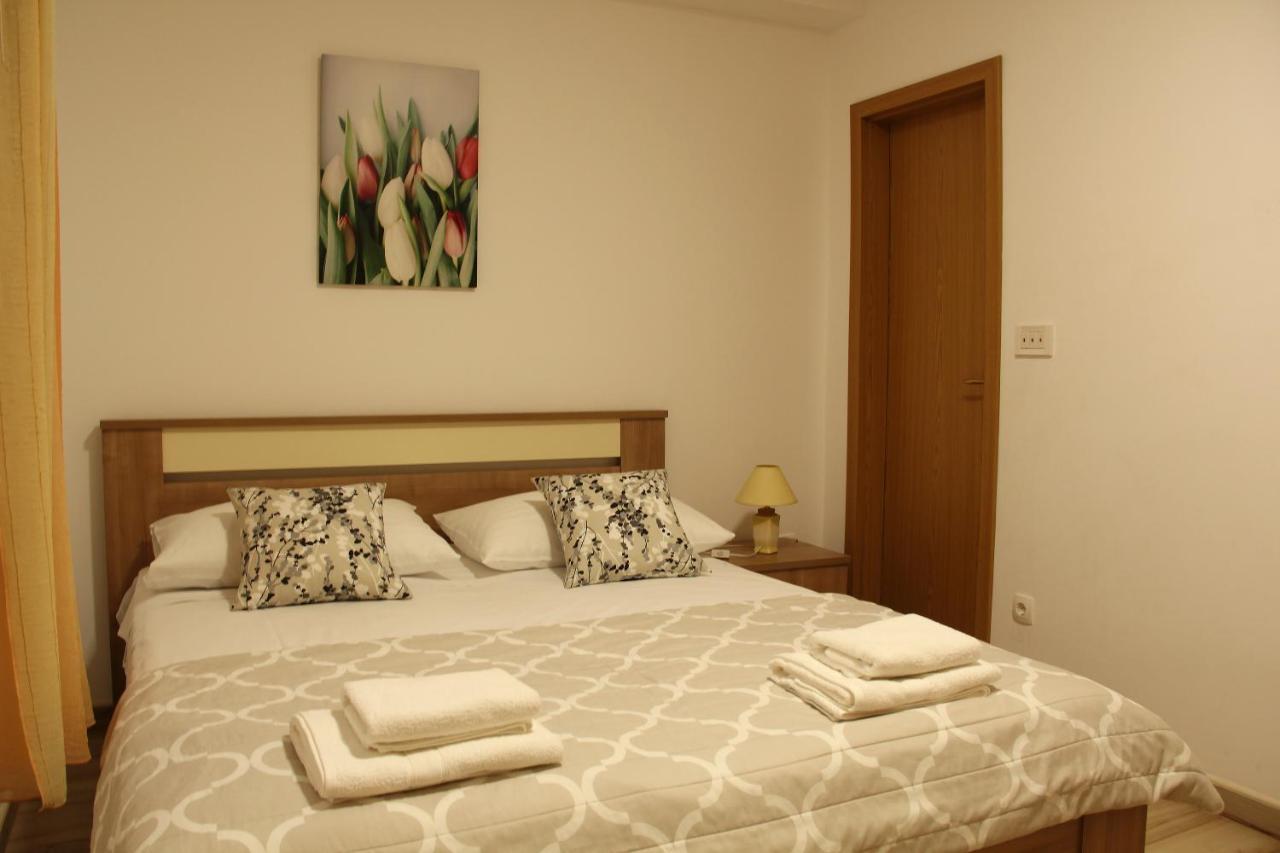 Apartmani Ljubo พรีมอชเตน ภายนอก รูปภาพ