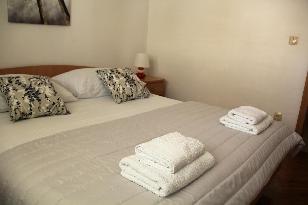 Apartmani Ljubo พรีมอชเตน ภายนอก รูปภาพ