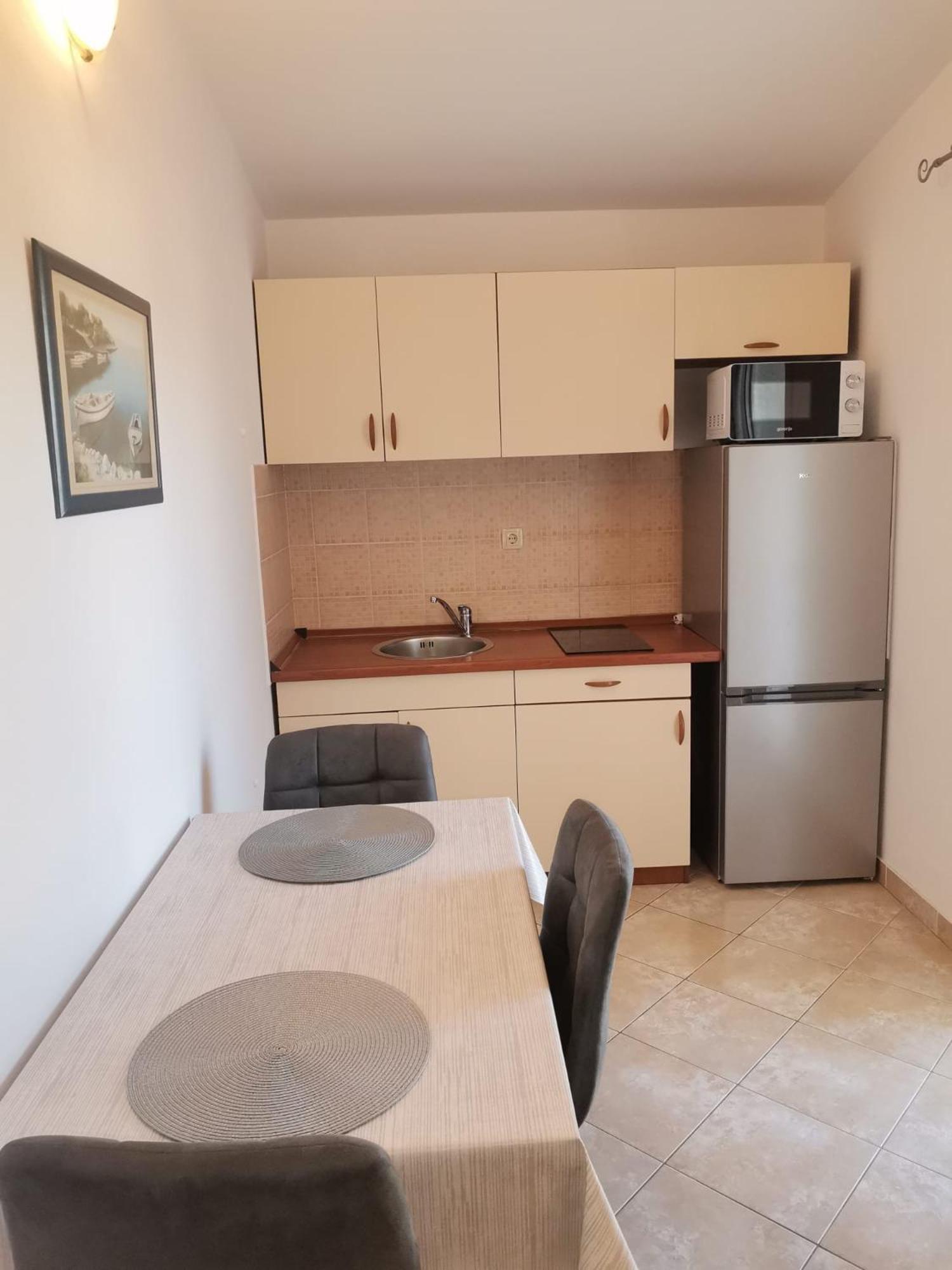 Apartmani Ljubo พรีมอชเตน ภายนอก รูปภาพ