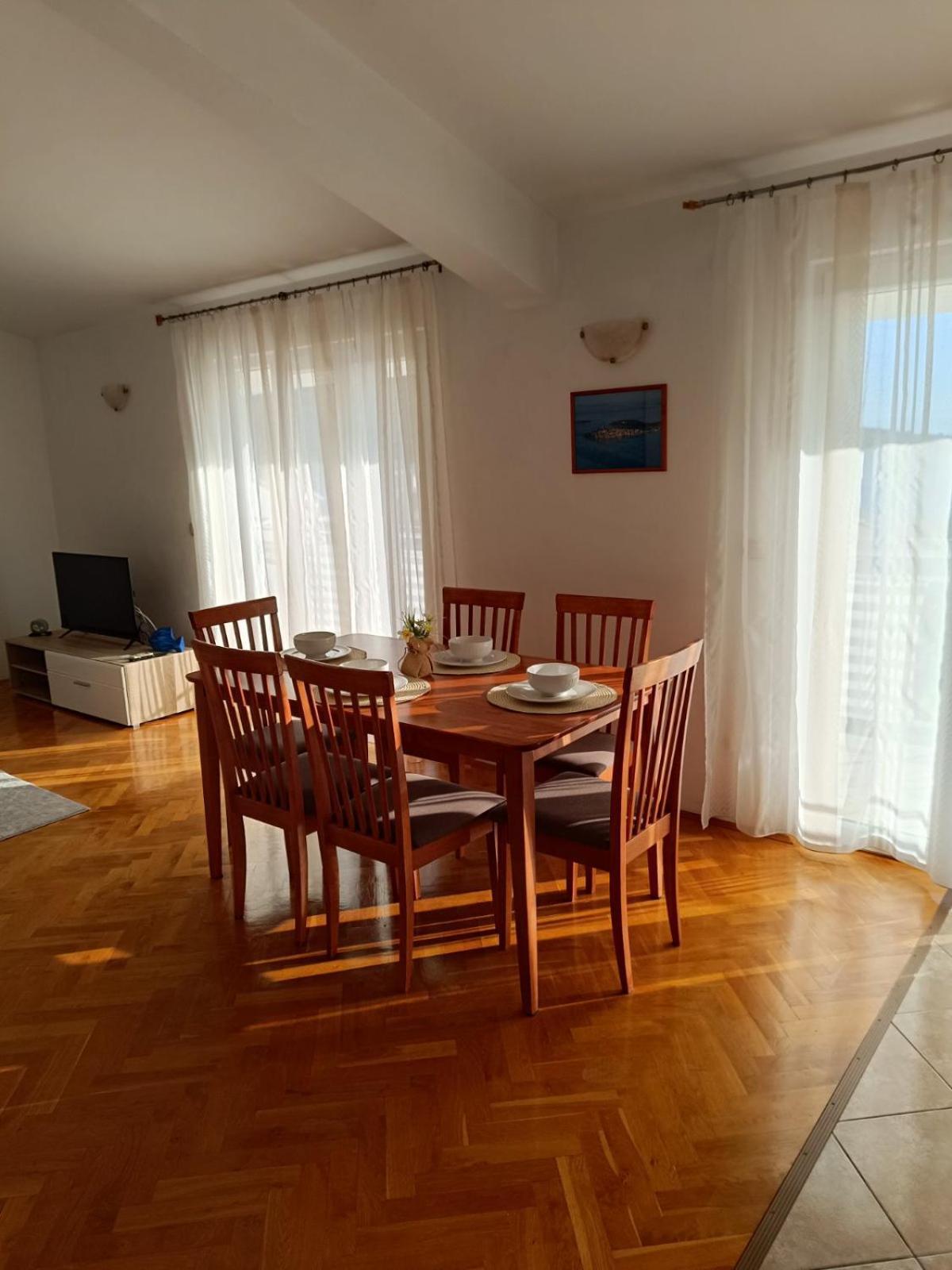 Apartmani Ljubo พรีมอชเตน ภายนอก รูปภาพ