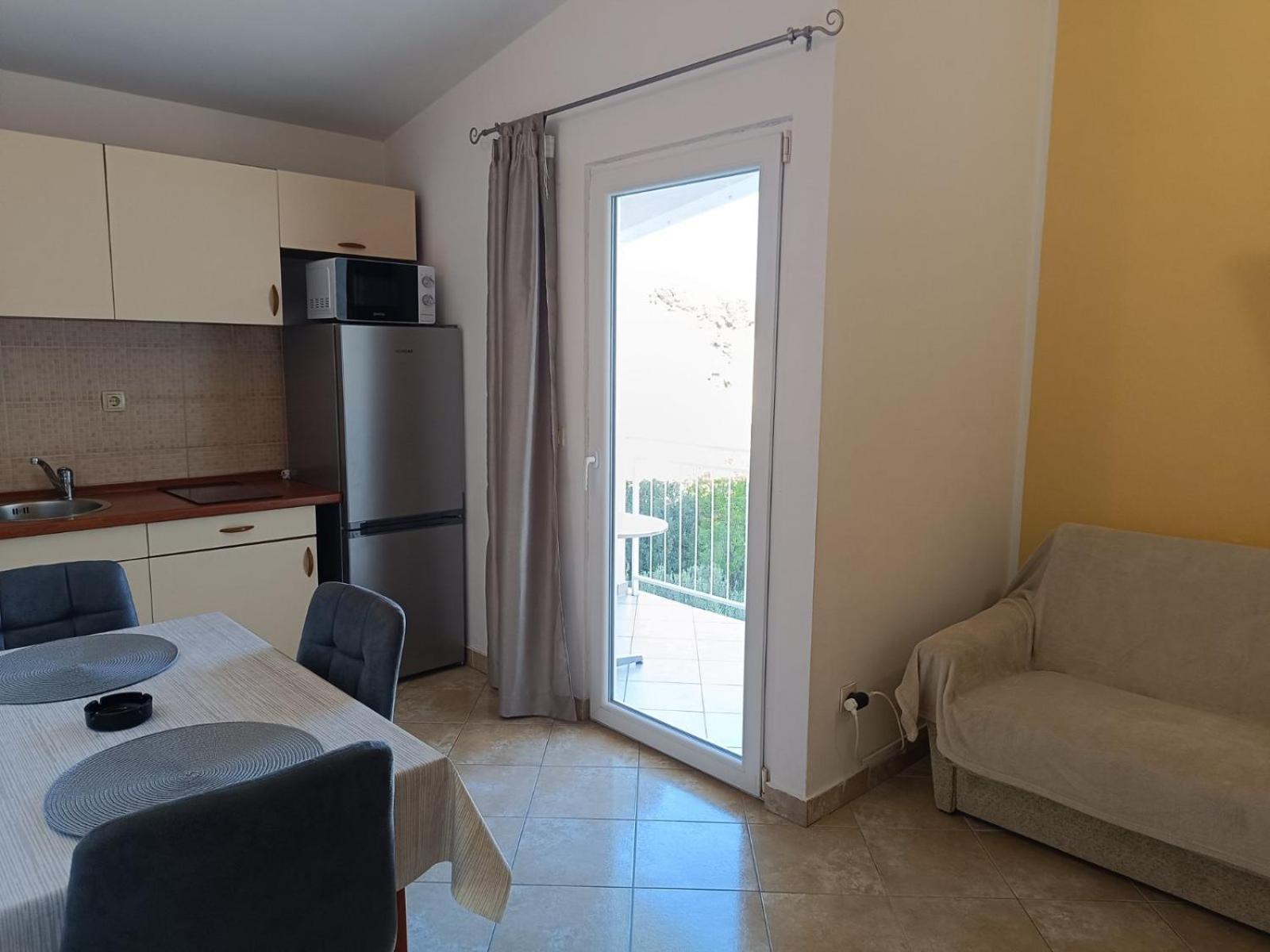 Apartmani Ljubo พรีมอชเตน ภายนอก รูปภาพ