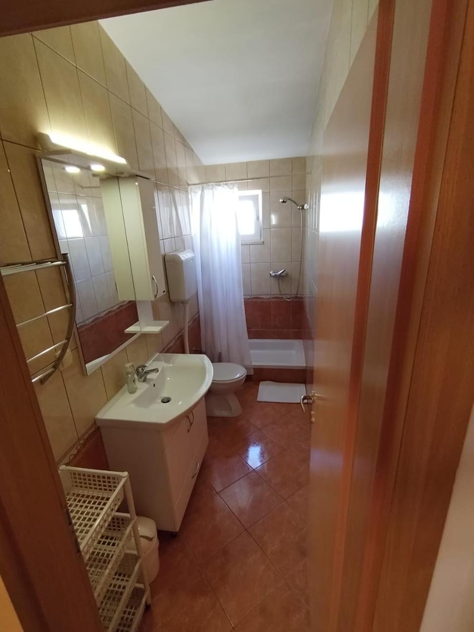 Apartmani Ljubo พรีมอชเตน ภายนอก รูปภาพ
