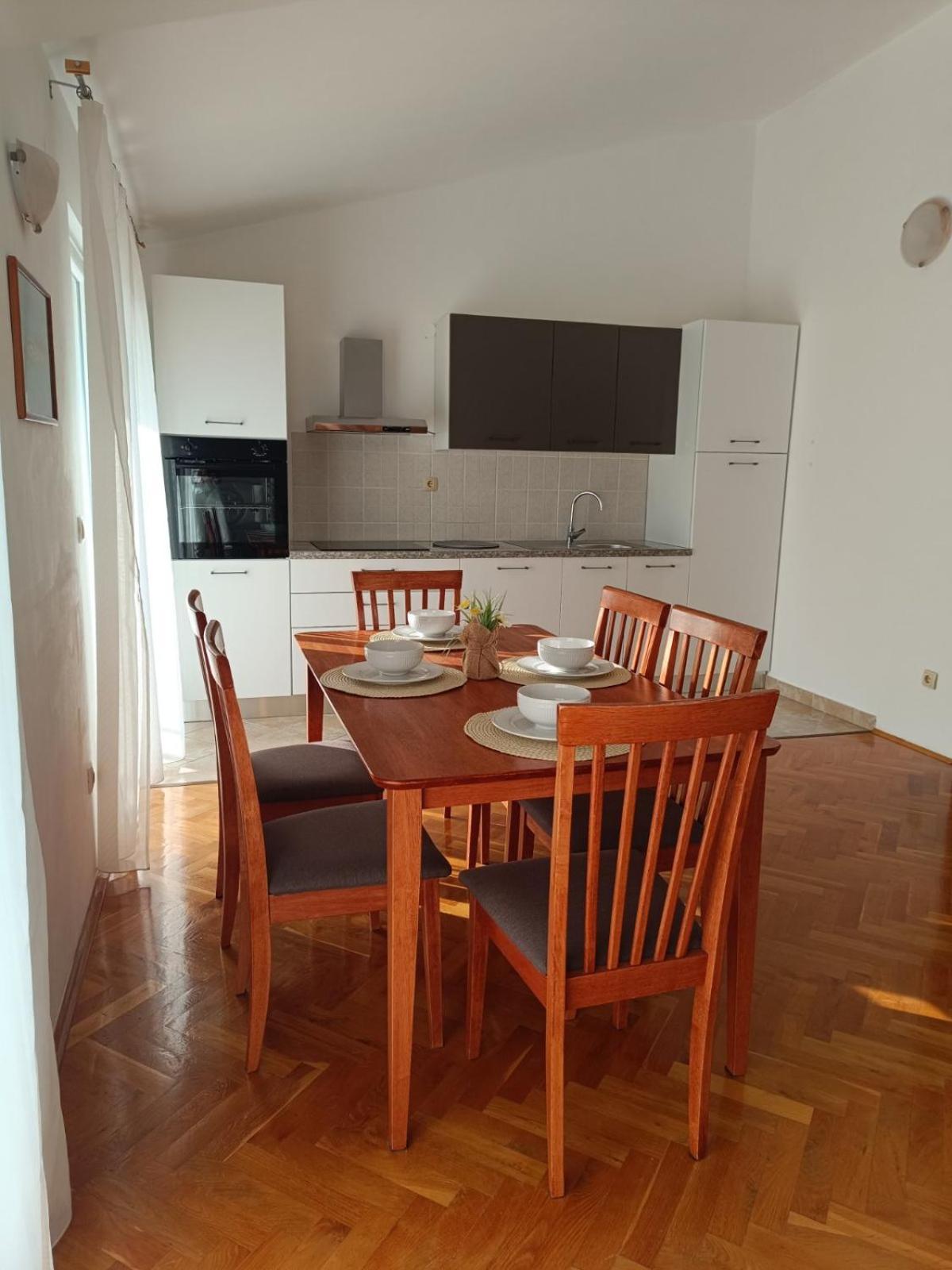 Apartmani Ljubo พรีมอชเตน ภายนอก รูปภาพ
