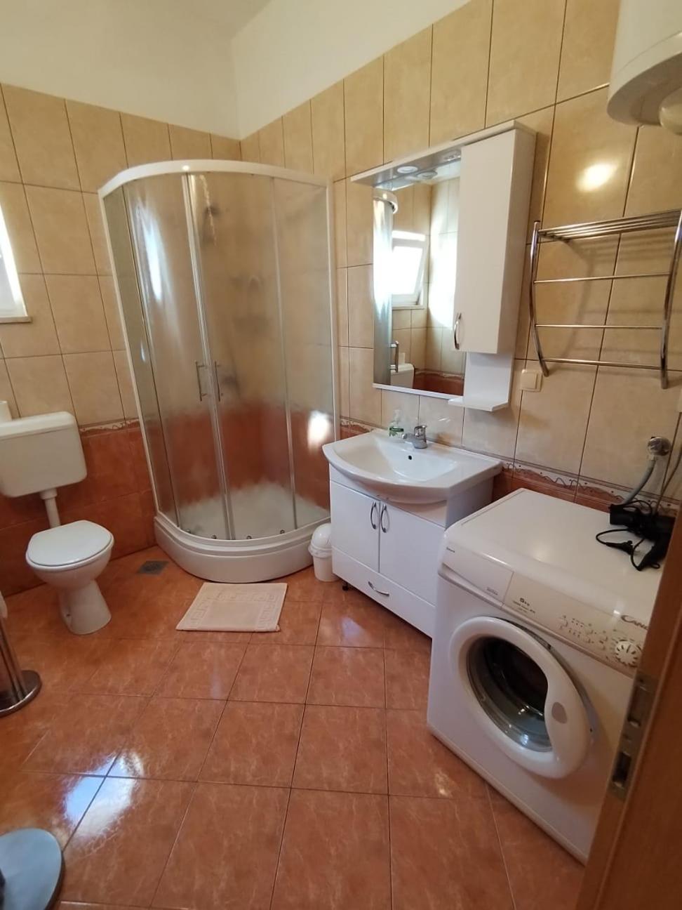 Apartmani Ljubo พรีมอชเตน ภายนอก รูปภาพ