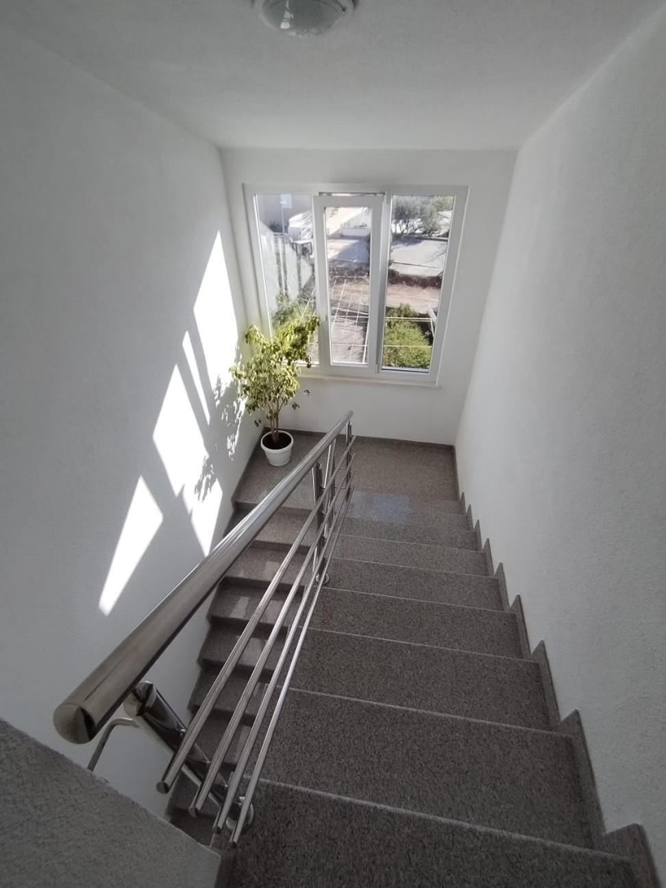 Apartmani Ljubo พรีมอชเตน ภายนอก รูปภาพ