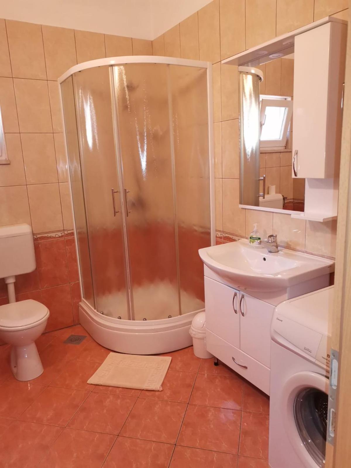 Apartmani Ljubo พรีมอชเตน ภายนอก รูปภาพ