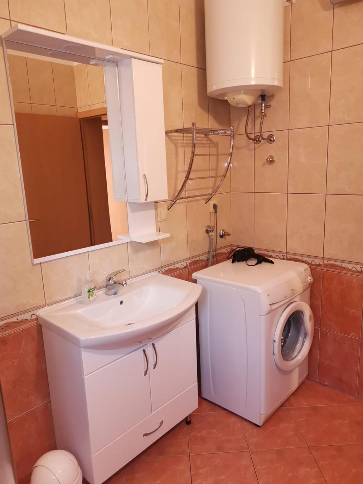 Apartmani Ljubo พรีมอชเตน ภายนอก รูปภาพ